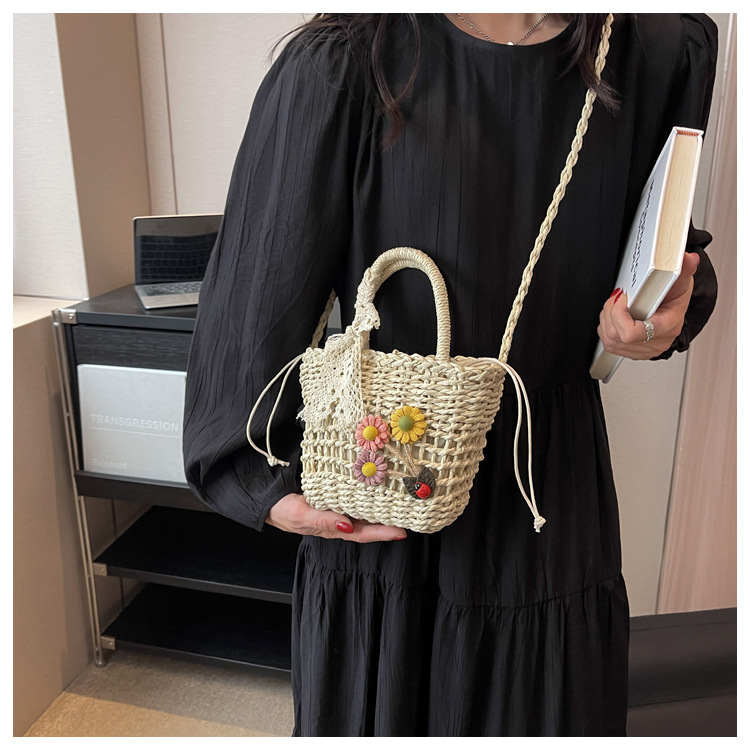 Women's Small Spring&Summer Straw Flower Vacation Beach Weave String Straw Bag display picture 11