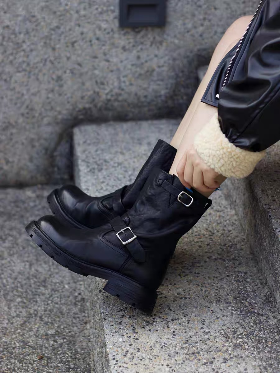 Stiefeletten aus gewaschenem Rindsleder mit dickem Absatz, runder Zehenpartie und Gürtelschnalle, Motorrad-Stil, britischer Stil, Martin-Stil. Neuer Stil Herbst/Winter 2025._voghion.com