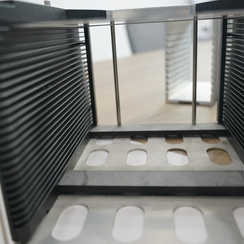 PCB���Ϻ����Ͻ���Ƕ���ϲ۰뵼��оƬ�����Ϻ�оƬ��Բ�п�ܺ�