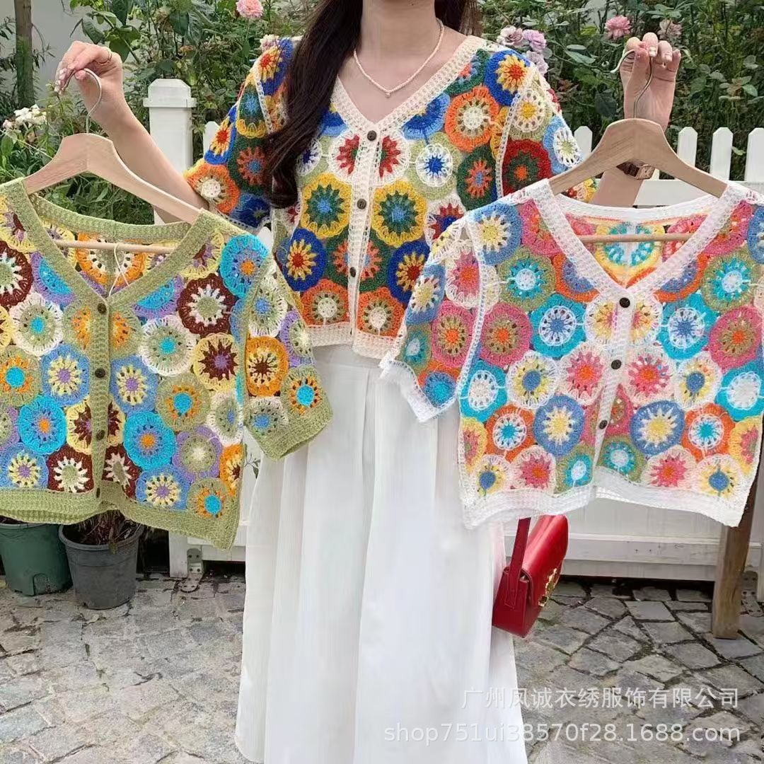 French-Style Retro Hollow Crochet Short-Sleeve Knit Top for Women, New Summer V-Neck Design, Niche and Unique Trendy Blouse