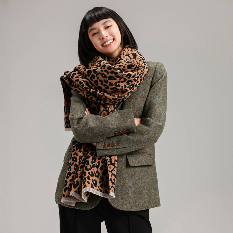 2024 nuevo bufandas de impresión de leopardo de moda de alta calidad suave y cálida imitación de cachemira barba corta bordilla del babillo