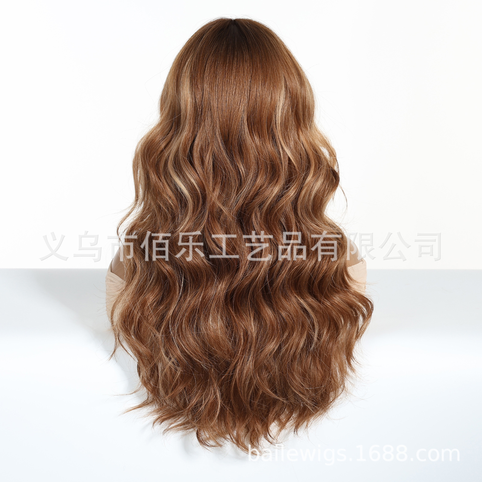 Pelucas de venta caliente europeas y americanas Qi flequillo marrón y rizado largo y rizado cubierta de cabeza completa fibra química wigs femenino spot al por mayor