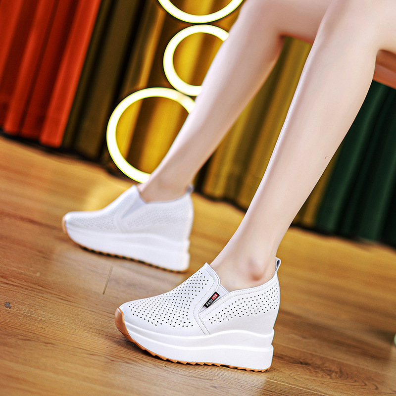 Zapatos de mujer con suela suave no cansados nuevos zapatos de altura ligera y casuales pequeños zapatos blancos de tacones de muffin gruesos agujeros transpirables zapatos de moda de mujer