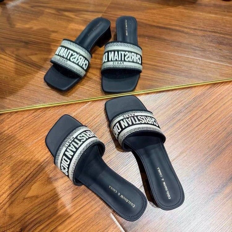 Letras bordadas de talón grueso una palabra zapatillas frías para mujeres 2026 verano nuevo temperamento francés zapatillas de talón medio image 2