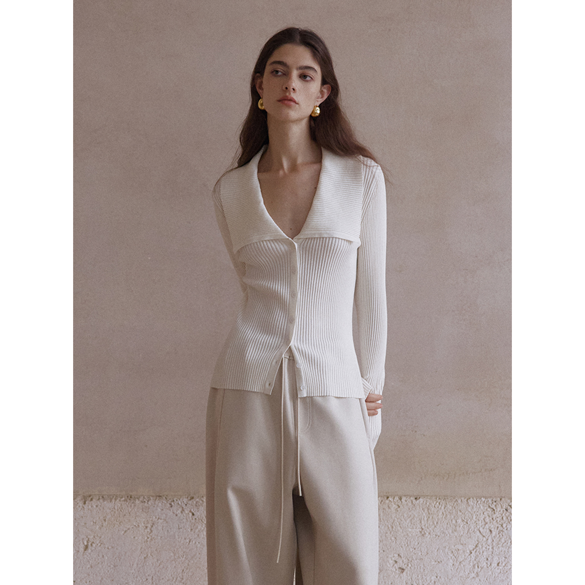 [共线]COLNE秋季新款设计感兰精天丝翻领坑条贝壳扣修身开衫C5325