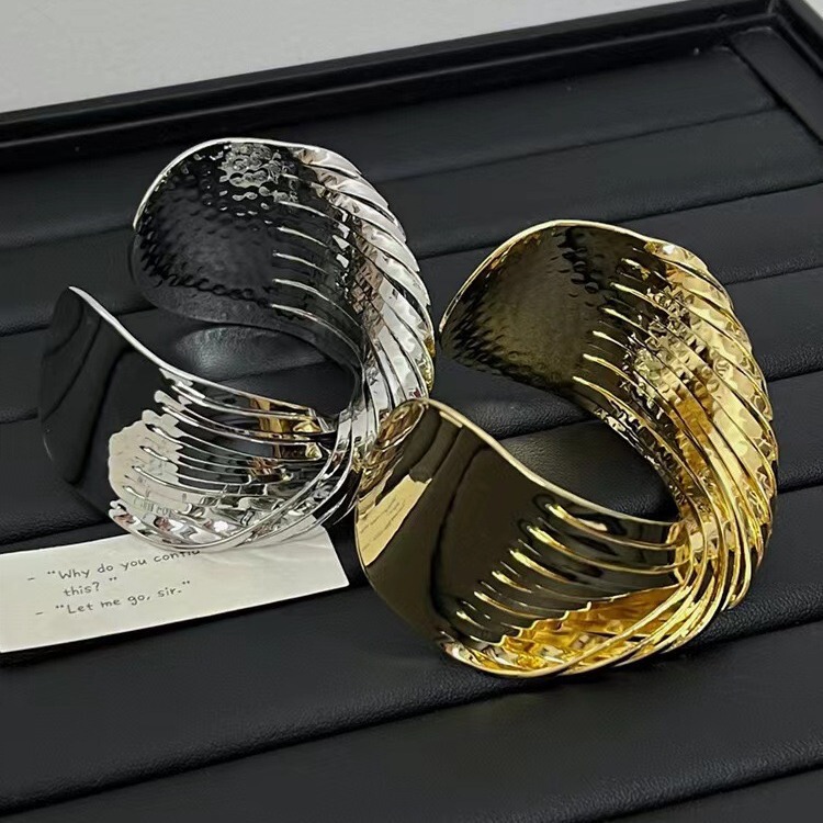 European and American Cross-border Exaggerated Snake Bone Twisted Metal Bracelet Women's Geometric Opening Carving Pattern Retro Bracelet