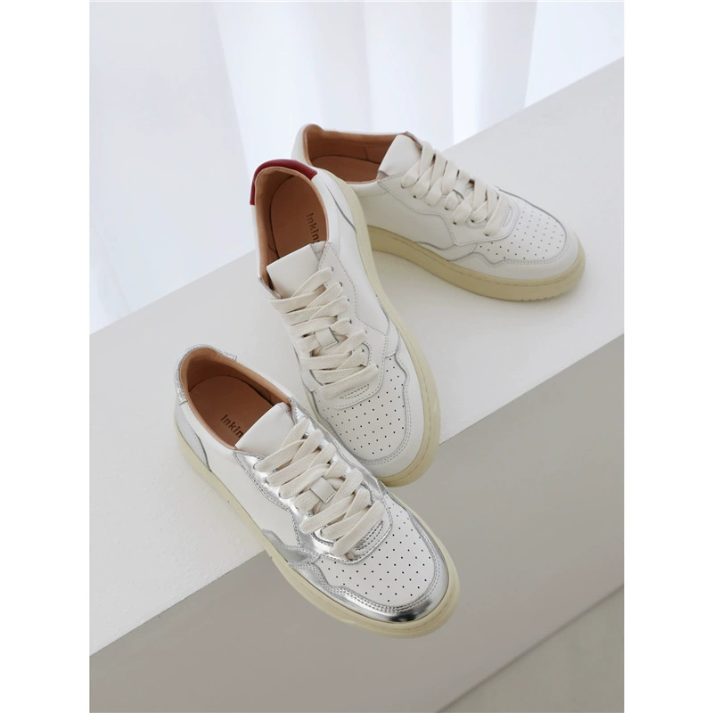 Можно разработать и оптом поставлять новые модели 2025 года: белые женские спортивные кроссовки из натуральной кожи на толстой подошве, с круглым носком и дышащим верхом, без этикеток.