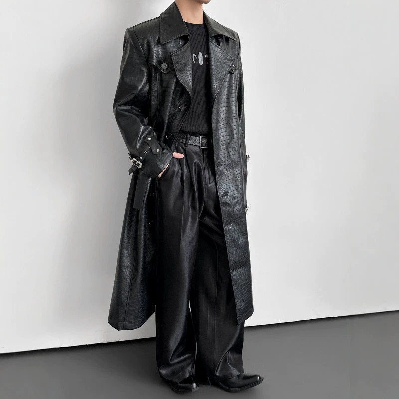 Niche deconstructed crocodile-print trendy long coat with metallic design, fitted waist, over-the-knee trench coat, PU leather, American-style cool and edgy look.