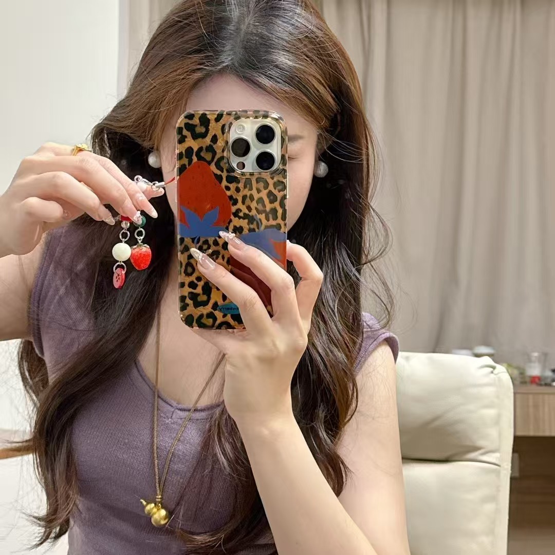 Dulce y cool chica con estampado de leopardo fresa 15ProMax nueva funda para teléfono iphone16 para Apple 14 mujer 13 colgante