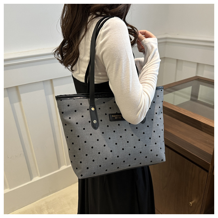 The 2024 new Korean-style tote bag with a college style is stylish, elegant and beautiful. It is a large-capacity single-shoulder and underarm commuter handbag undefined