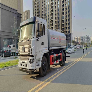 Yeni Dongfeng Jincheng 12-tonluq sanitariya və yaşıllaşdırma suvarma maşını.