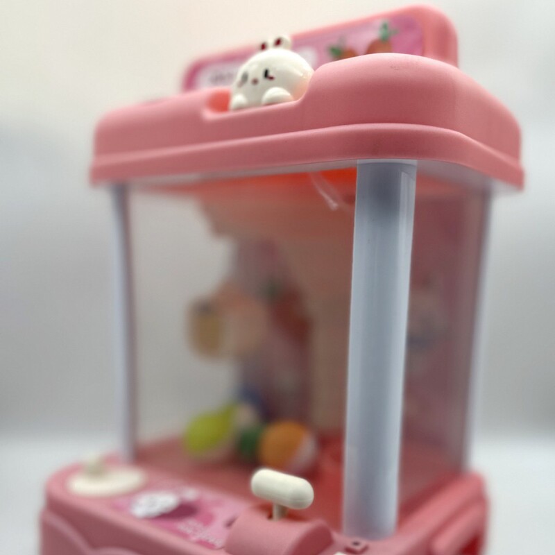 六一子供の日にミニで子供を捕まえます。小型家庭用の子供用の大きいサイズの子供用のおもちゃを挟んで、子供の卵をひねります。|undefined