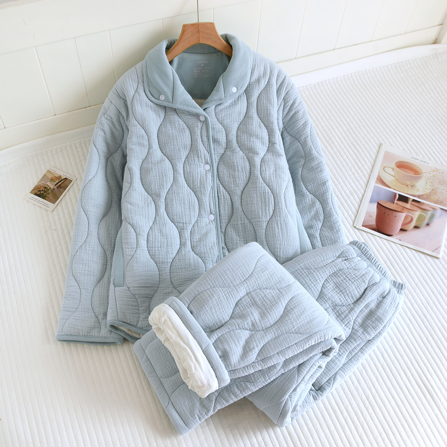 秋冬の新型の厚手の純綿カップルのパジャマの女性は綿の綿入れの服を挟んで冬の保温の簡単な家庭服のスーツの卸売りをします。