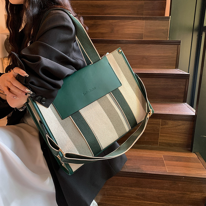 Bolso de mano transfronterizo japonés y coreano para mujer 2023 nueva moda bolso de color de contraste a rayas bolsa de mensajero de hombro de gran capacidad