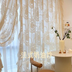 新しいクリーム色のガーゼのカーテンのベランダの客間の日焼け止めの光が透けません。