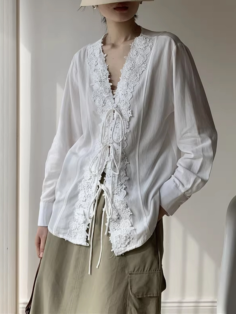 Áo sơ mi nữ cổ V ren móc hoa rỗng dây buộc phong cách Pháp — màu trắng chi tiết 3