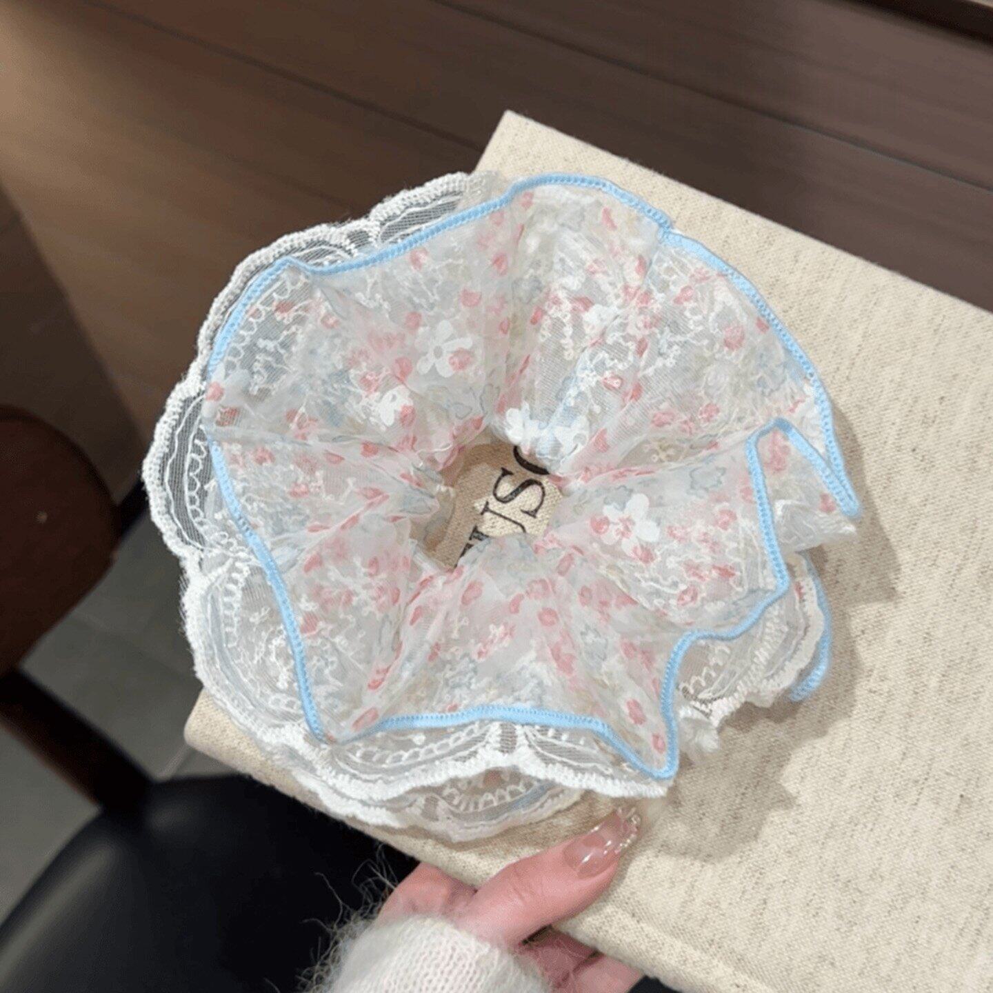 Nuevo scrunchie de encaje multicapa 2026 para mujer, lazo para el pelo de alta gama, accesorio suave para el cabello estilo coreano.