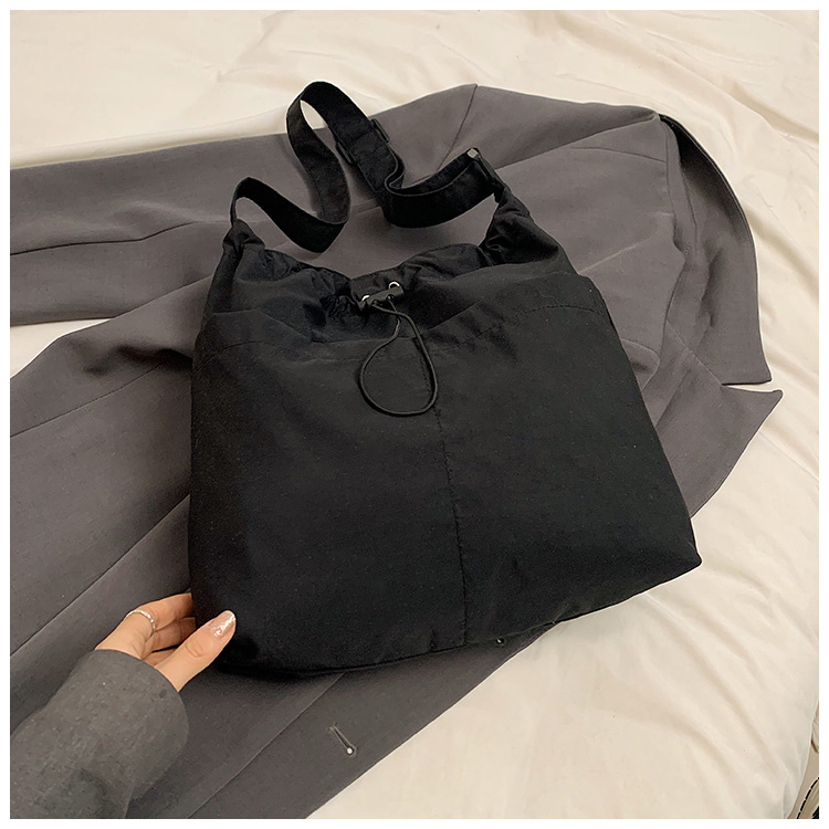 Bolsa de lona de moda simple 2024 nueva bolsa de mujer bolsa de hombro casual versátil de gran capacidad de viaje al trabajo bolso de cubo