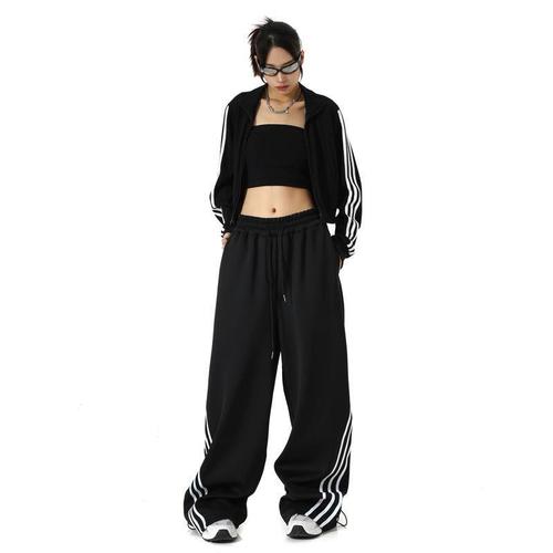 Stylish striped black wide-leg sweatpants for women—spring, American retro-inspired, casual, loose-fitting, and elegantly draping to the floor, trendy design