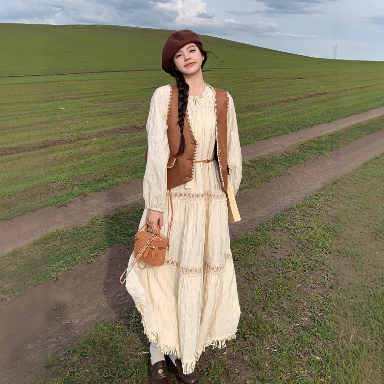 Off-White Dress Suit for Women in Autum 2024 New Style Sichuan West Travel Wear Maillard Long Skirt