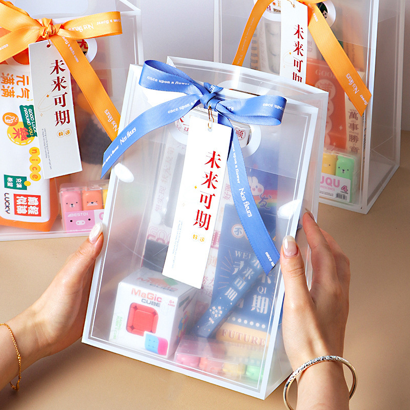 入学シーズンの小学生はプレゼントの高級感文房具セットのプレゼントを学生にプレゼントします。|undefined