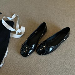 ファッションリベットの蝶結びの浅いフラットシューズの女性2025春の新型のフランスの小さい靴は一足で夜の靴を漕いでいます。