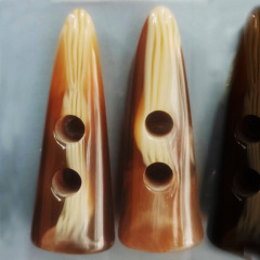 現物樹脂は牛の角ボタン樹脂のオリーブボタンのコートに似ています。
