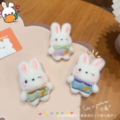 漫画のニンジンのウサギのかわいいぬいぐるみのブローチのキーホルダーのペンダントDIYのアクセサリのアクセサリのアクセサリのアクセサリ