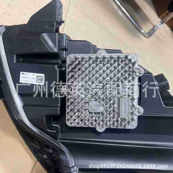 Suitable for Land Rover Range Rover Executive L405 2018-2022, Left and Right Front Headlights, Two Eyes, Chinese Standard Version