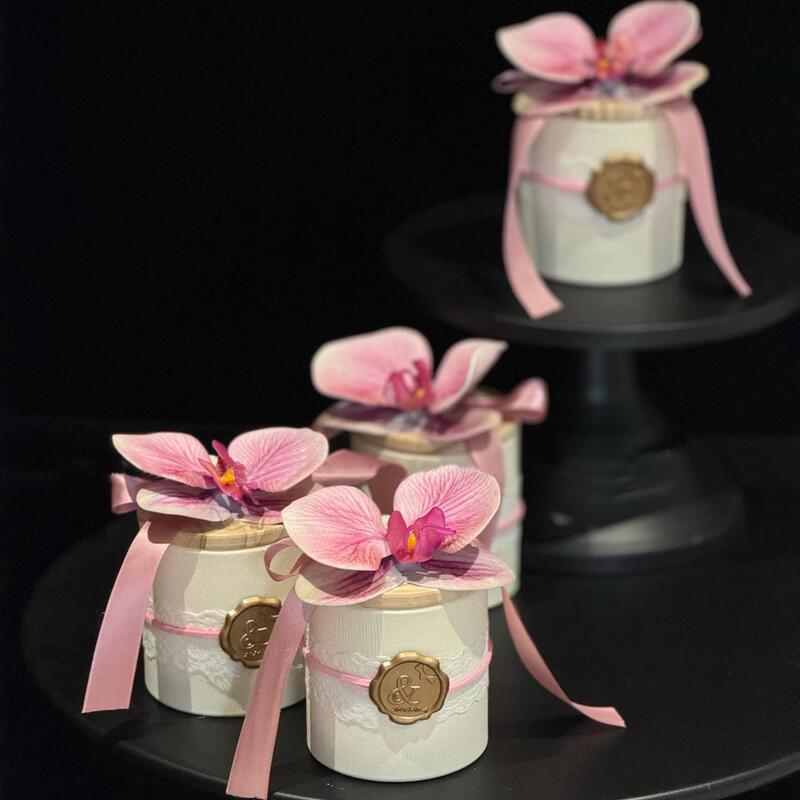 木の蓋のテーブルの砂糖の箱の赤い本の同型の喜糖の箱の中国式の結婚の屋外の結婚式のアイデアの婚約の喜糖の箱|undefined