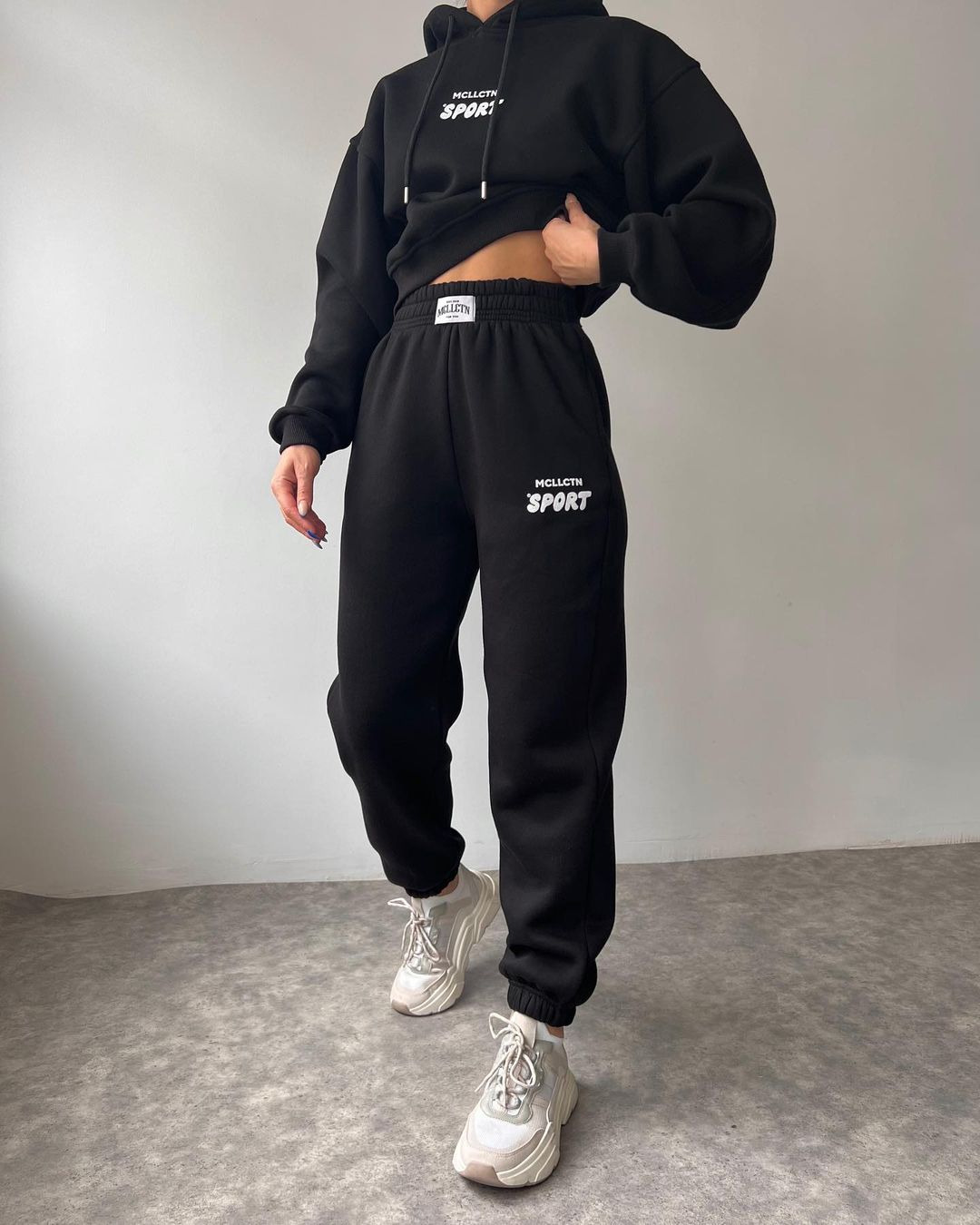 2024 Herbst/Winter neues lässiges Plüsch-Langarm-Kapuzenpullover- und Hosen-Set mit bedrucktem Kapuzenpullover_voghion.com