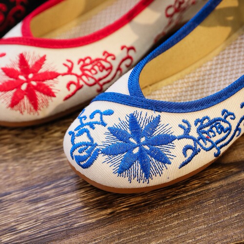 Low-heeled shoes, blue and white porcelain shallow mouth tendon bottom embroidered cloth women's shoes, mother's shoes dance