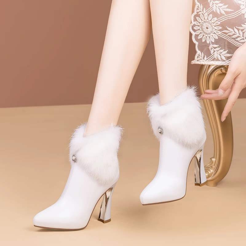 真毛毛鞋白色软皮显瘦高跟短靴女秋冬新款加绒气质尖头粗跟及踝靴
