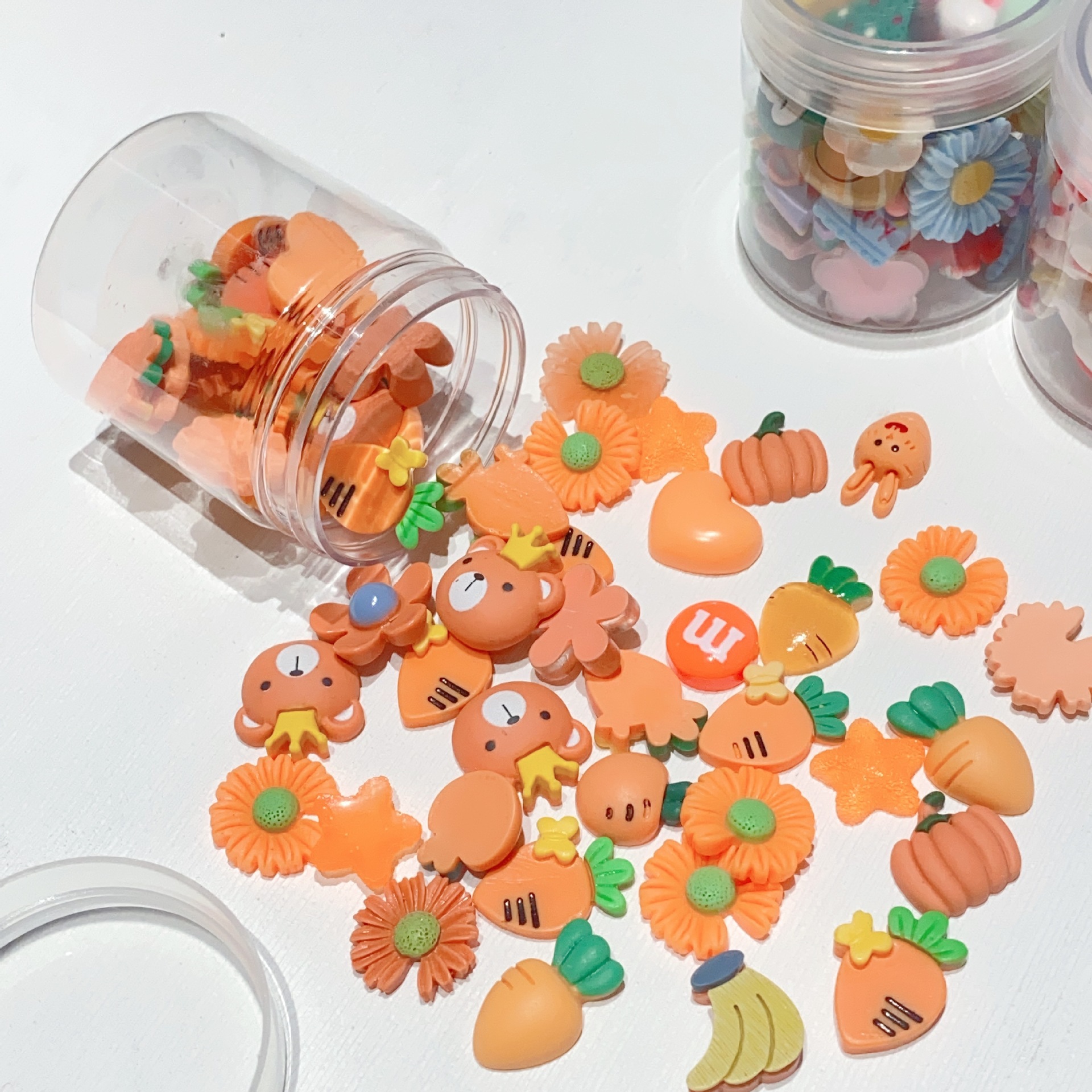 Directo de fábrica de color de dibujos animados mezclado DIY accesorios de resina al por mayor pegamento crema teléfono móvil Shell horquilla accesorios de producción