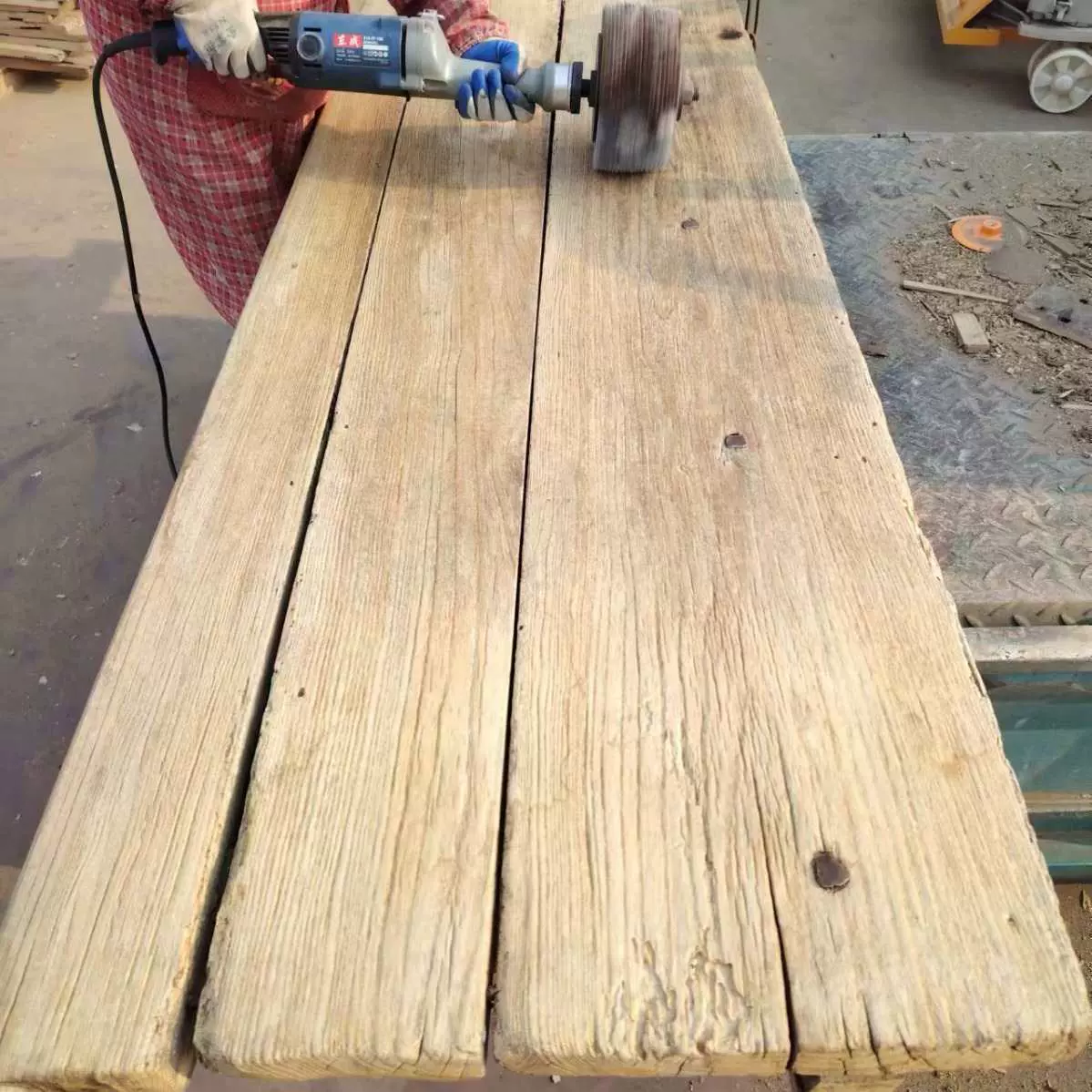 复古民宿装饰老门板吧台桌面板旧门板风化老榆木墙面装饰板材批发