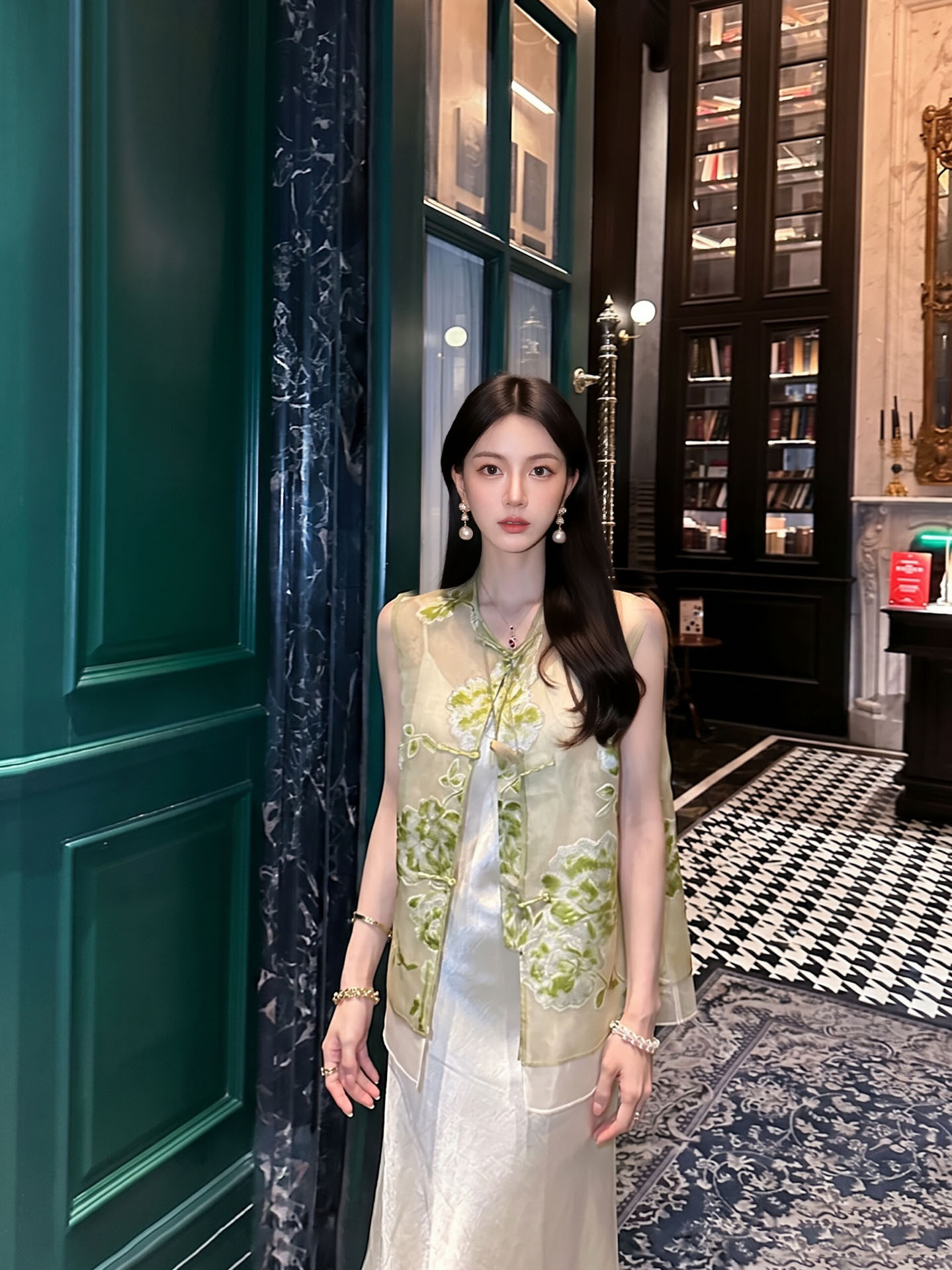 Áo vest gile nữ thêu hoa cổ điển phong cách Trung Hoa mới, tay ngắn mỏng nhẹ mùa hè — Trắng xanh