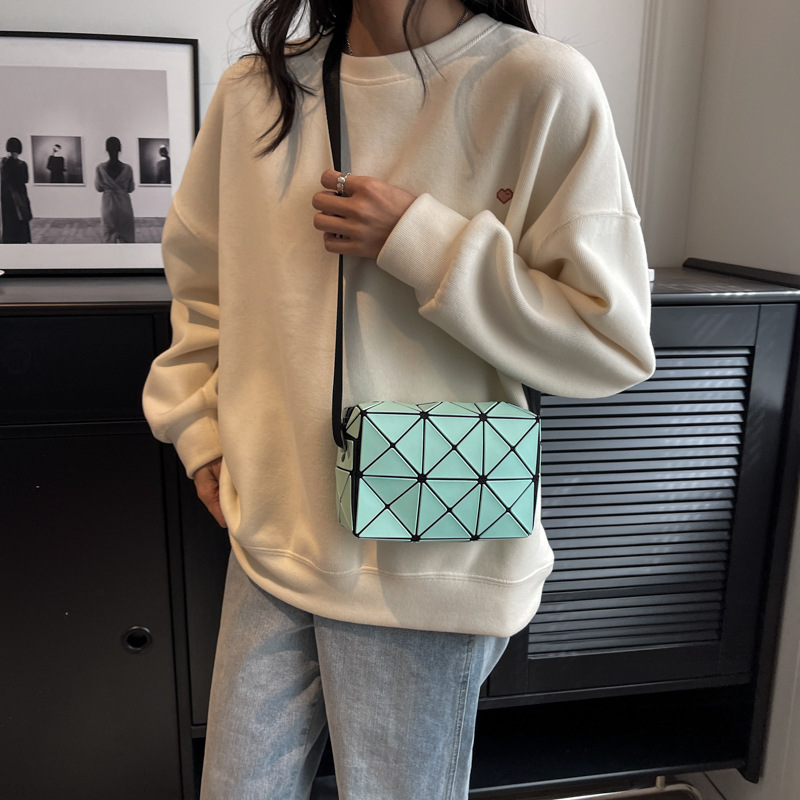2023 nueva moda bolso de hombro bolsa de mensajero versátil de alta calidad Internet celebridad costura geométrica pequeña bolsa cuadrada bolso de las mujeres