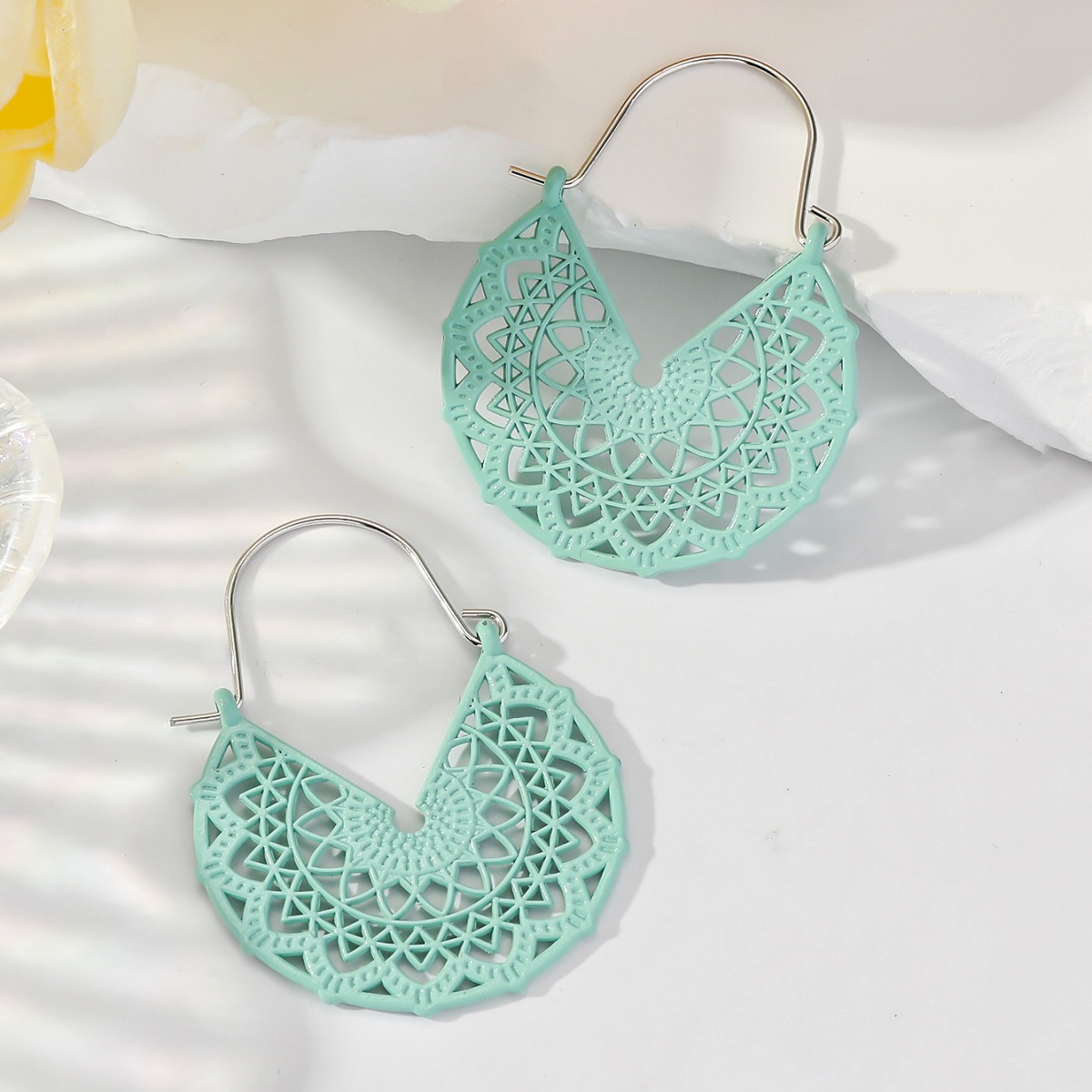 Pendientes de aleación huecos geométricos en forma de V de la moda bohemia de las mujeres de color retro pintura en aerosol todo partido joyería del oído al por mayor