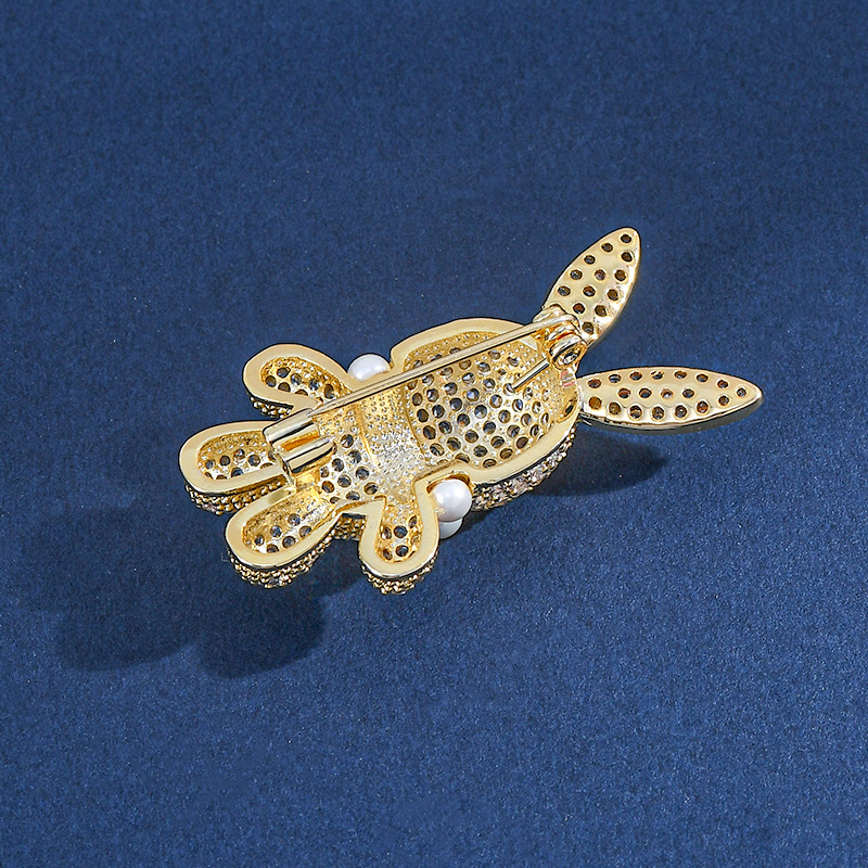 2023 otoño y invierno nuevo estilo de lujo ligero estereoscópico de alta calidad diamante pequeño conejo broche flor de pecho femenina animal pin de zircon
