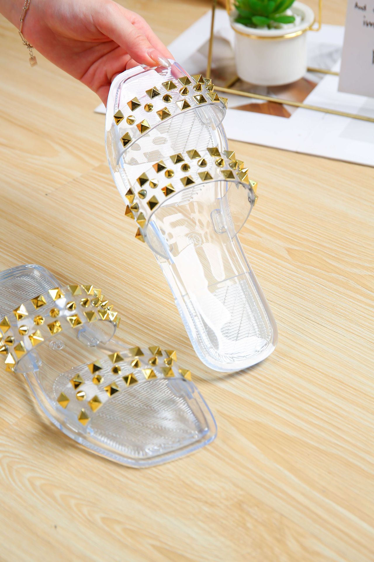 Crystal sandals, flat bottomed anti slip beach flip flops, fashionable jelly slippers for external wear_voghion.com