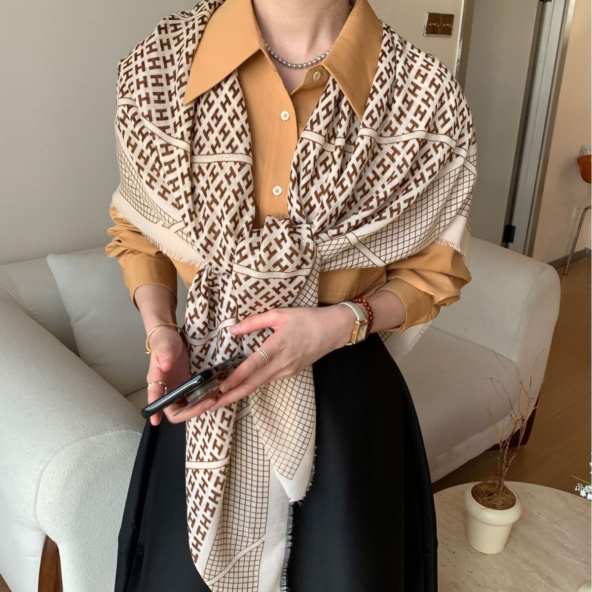 2024 nueva moda chal letras retro bufandas de seda impresión de color 130cm bufandas cuadradas con bufandas