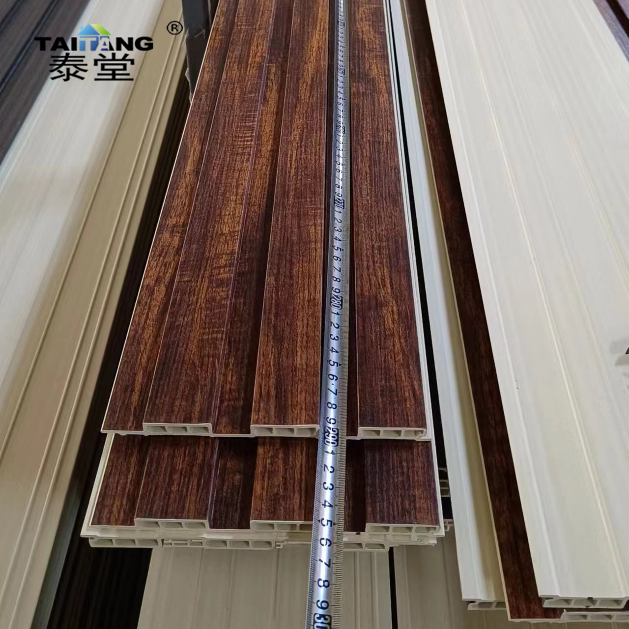 Tablero de pared de madera plástica al aire libre Tablero de pared exterior en relieve Tablero externo de PVC Tablero externo de patio de villa Tablero de pared externo