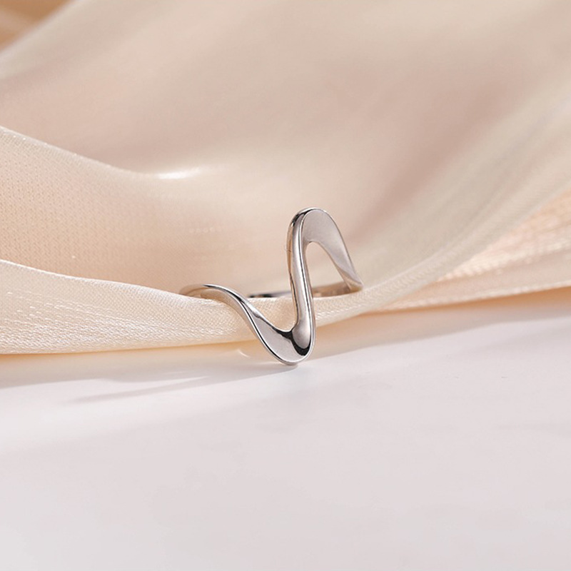 Anello in metallo stile minimalista con dito indice aperto e regolabile Mobius Twisted French Wave_voghion.com