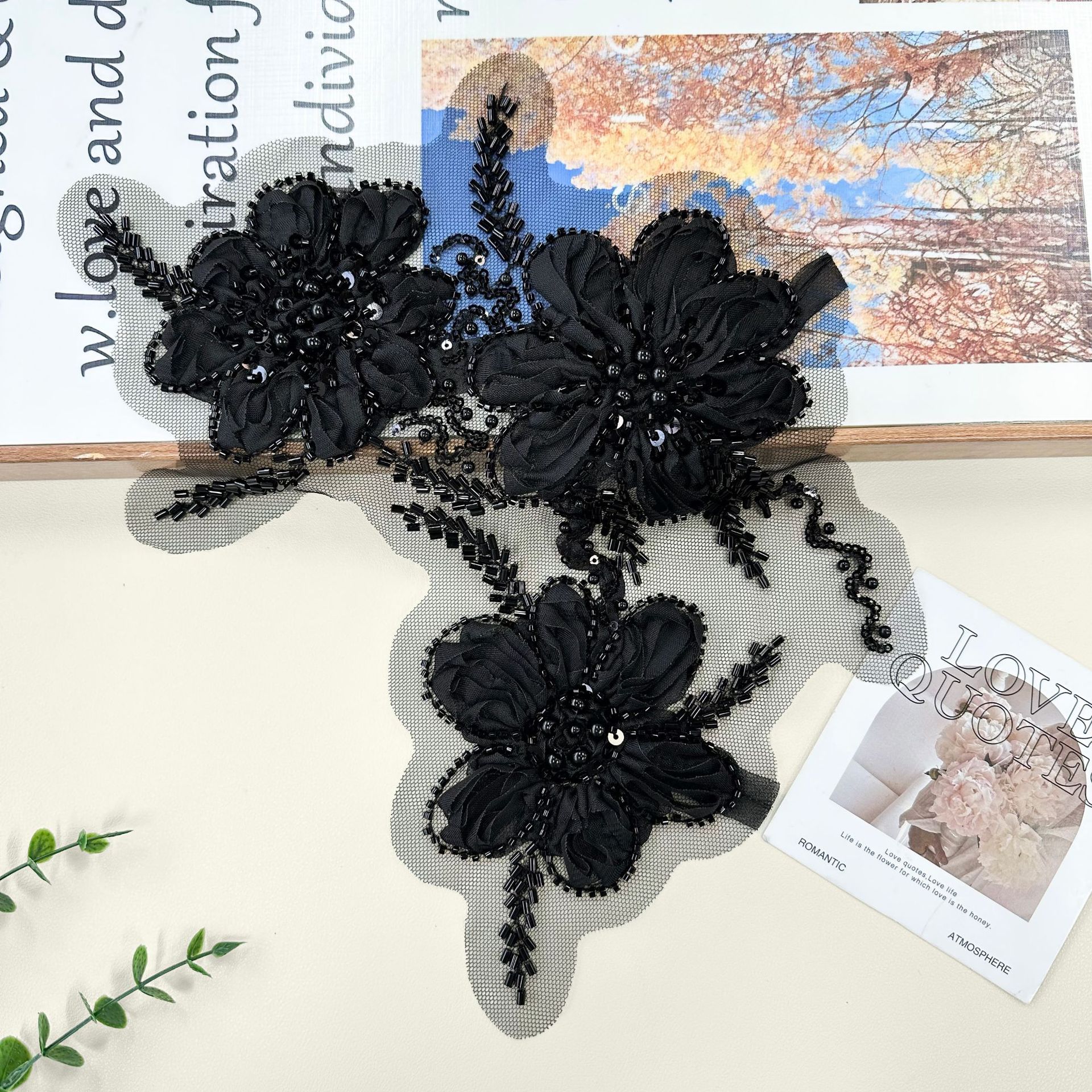 Tubo de perlas estereoscópicas blancas bordadas flores de tela de perlas de plata sequinilla malla accesorios vestido de boda DIY decoración decal