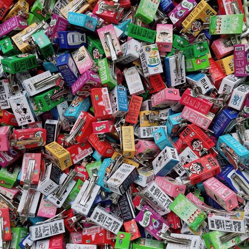 Original, fun hair clips with a girly, quirky vibe—featuring a row of lifelike Wangzai Milk-flavored cigarette designs, perfect as adorable side clips for students' bangs!