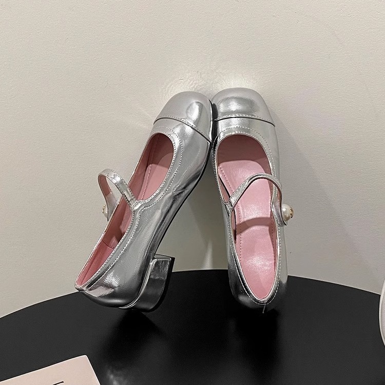 Versión de piel de oveja ~ zapatos de estilo francés de plata de mujer de tacones gruesos fragancias de cabeza redonda velcro con una falda ligera zapatos simples