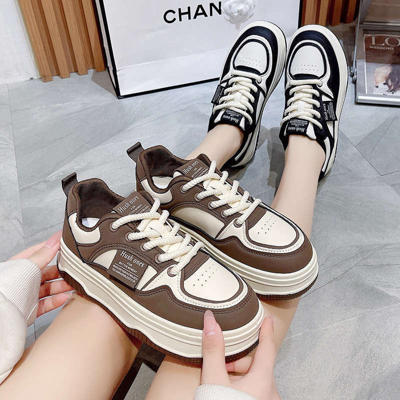 Zapatos pequeños blancos de primavera para mujeres 2024 nuevos zapatos de suela gruesa de muffins de estilo universal pandas de zapatos deportivos casuales de mujer