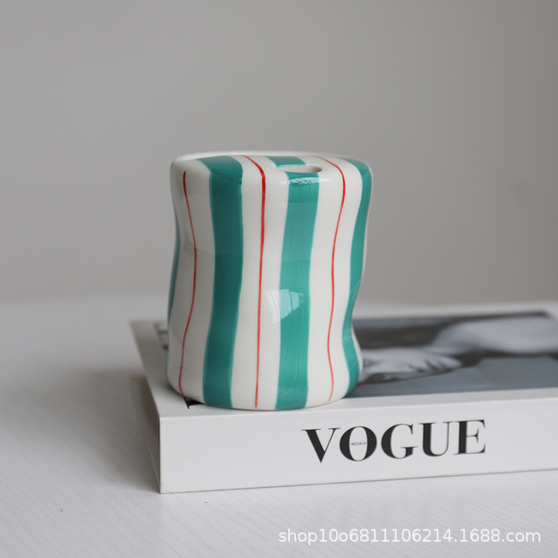Ventas transfronterizas calientes cerámicas simples tazas de paja de café tazas de agua domésticas tazas de alto valor de cara tazas de rayas coreanas pintadas a mano tazas