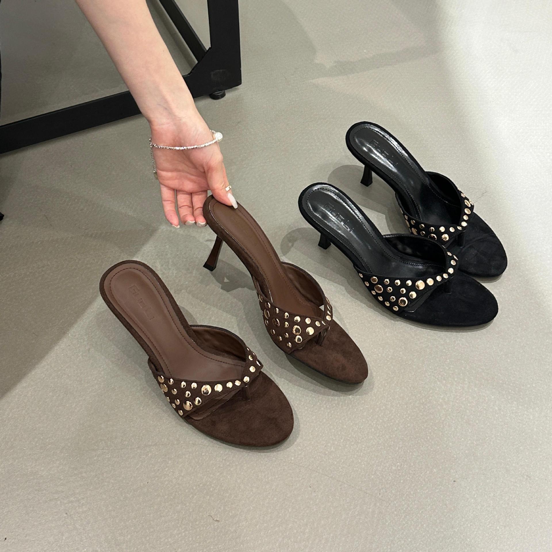 2025 New High-End European And American Style Rivet Toe Post Sandals Suede High Heel Slippers For Women Summer Outdoor_vogvips.com