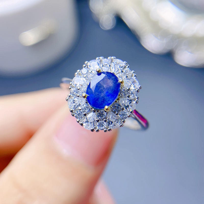 伟德bv1946官网萃华珠宝：公司黄金产品工艺的独特之处在于深耕非遗花丝镶嵌等传统技法同时融合现代设计理念